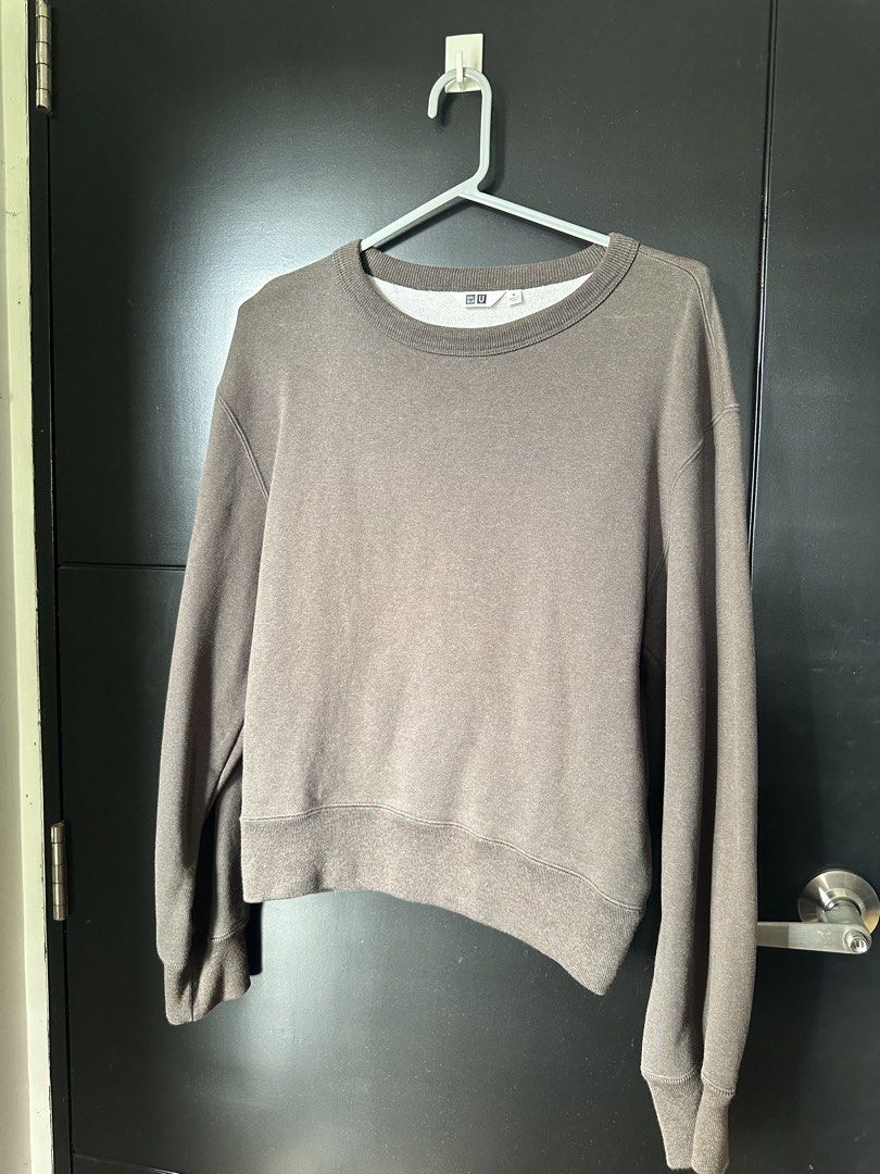 Uniqlo U Sweatshirt Brown Size M (Category: Longsleeves) located in Paranaque City. Submitted by _tonkatsuclub (Listing ID 1463625924, Image 1). Description: - Uniqlo U Crewneck Sweatshirt - Color: Brown - Size: Medium (M) - Style: Long sleeves, crew neckline - Features: Ribbed cuffs and hem - Material: Soft cotton blend - Versatile: Great for layering or wearing solo - Occasion: Ideal for casual outfits.