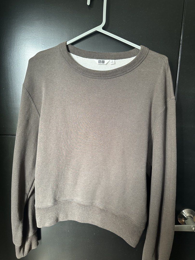 Uniqlo U Sweatshirt Brown Size M (Category: Longsleeves) located in Paranaque City. Submitted by _tonkatsuclub (Listing ID 1463625924, Image 2). Description: - Uniqlo U Crewneck Sweatshirt - Color: Brown - Size: Medium (M) - Style: Long sleeves, crew neckline - Features: Ribbed cuffs and hem - Material: Soft cotton blend - Versatile: Great for layering or wearing solo - Occasion: Ideal for casual outfits.