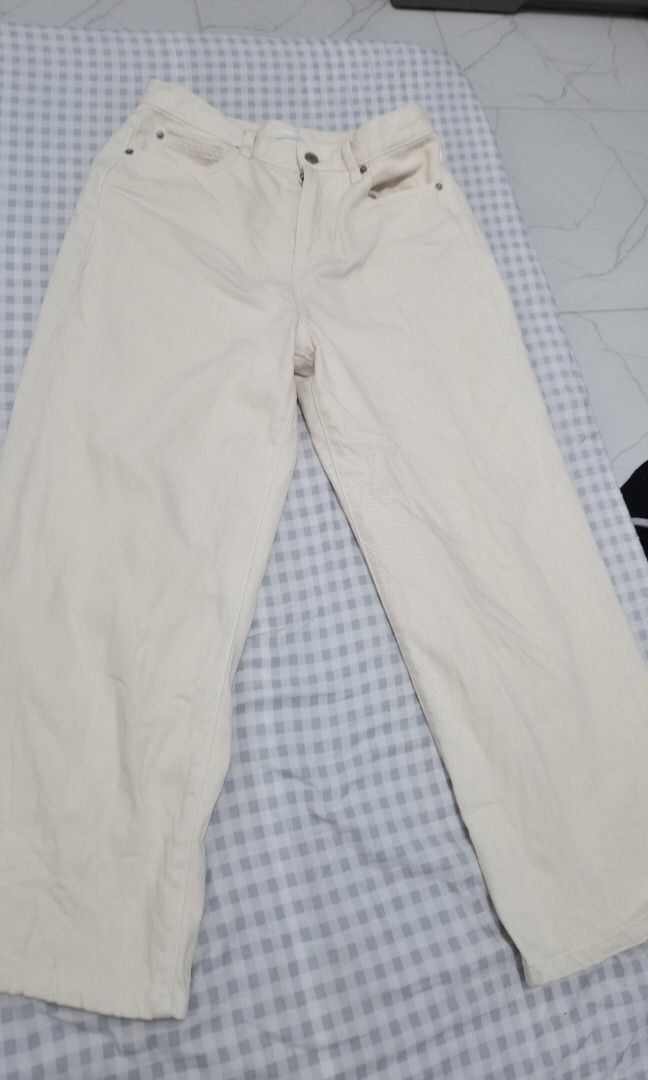 Uniqlo Wide Straight Jeans (Category: Jeans) located in Tuguegarao City. Submitted by helianthus1318 (Listing ID 1463692291, Image 1). Description: .