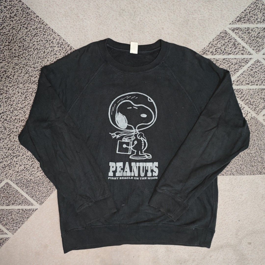 UNIQLO x Peanuts Crewneck Sweater (Category: Coats, Jackets and Outerwear) located in Tanay. Submitted by polothriftedit (Listing ID 1463604468, Image 1). Description: no issue excellent condition color rate: 10/10 no loose stitches, no distressing dimes: width: 23.5" length: 27.5" no return, no exchange, no refund [ pwede tumawad kahit walang kasalanan ].