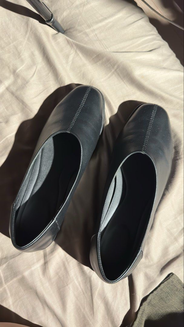 Uniqlo:C Square Flat Shoes (Category: Dress Shoes) located in Manila. Submitted by kirayychii (Listing ID 1463722959, Image 1). Description: - Never been used, only tried it on sa store - Pristine condition - Good with pants, trousers, or jorts - Impulsive buy and not my style pala - Price still negotiable.