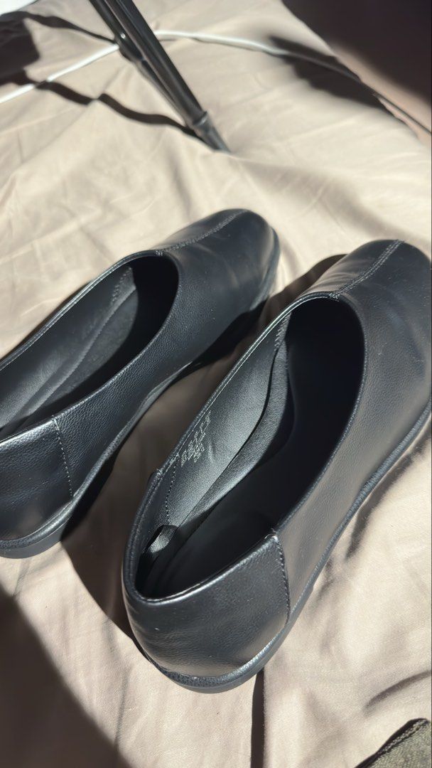 Uniqlo:C Square Flat Shoes (Category: Dress Shoes) located in Manila. Submitted by kirayychii (Listing ID 1463722959, Image 2). Description: - Never been used, only tried it on sa store - Pristine condition - Good with pants, trousers, or jorts - Impulsive buy and not my style pala - Price still negotiable.