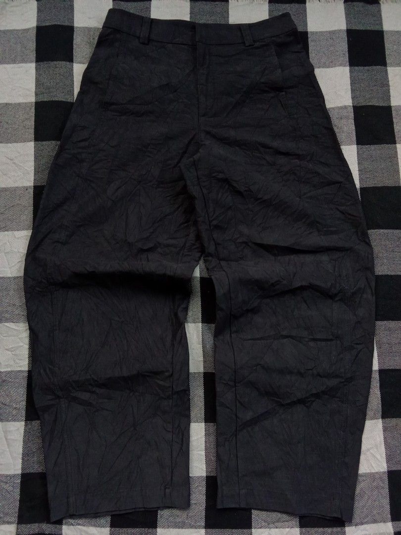 Unique Baggy Pants (Category: Jeans) located in Polomolok. Submitted by timog_high_ice_v2 (Listing ID 1463669131, Image 1). Description: - Wide/ Baggy - Size L - Waist 30 - Length 39 - Botton pockets Super bet 🫶.