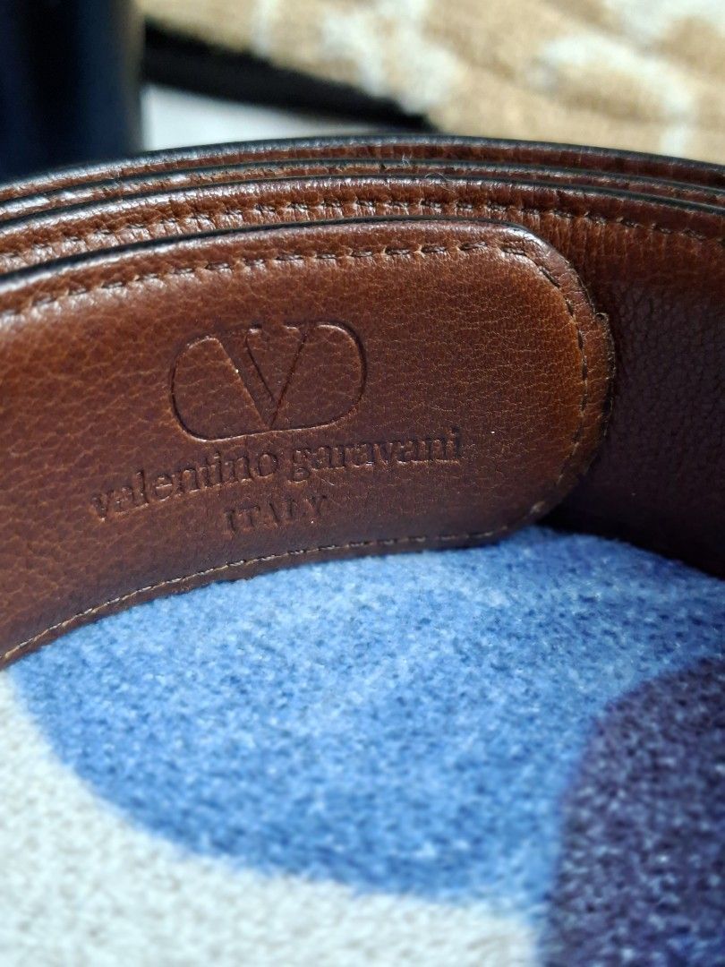 Valentino Garavani Reversible Leather Belt (Category: Belts) located in Lucena. Submitted by dai_suki (Listing ID 1463694289, Image 2). Description: - Valentino Garavani Reversible Belt - Color: Black on one side, Brown on the other - Features iconic V logo buckle - Made in Italy - Brushed metal buckle finish.