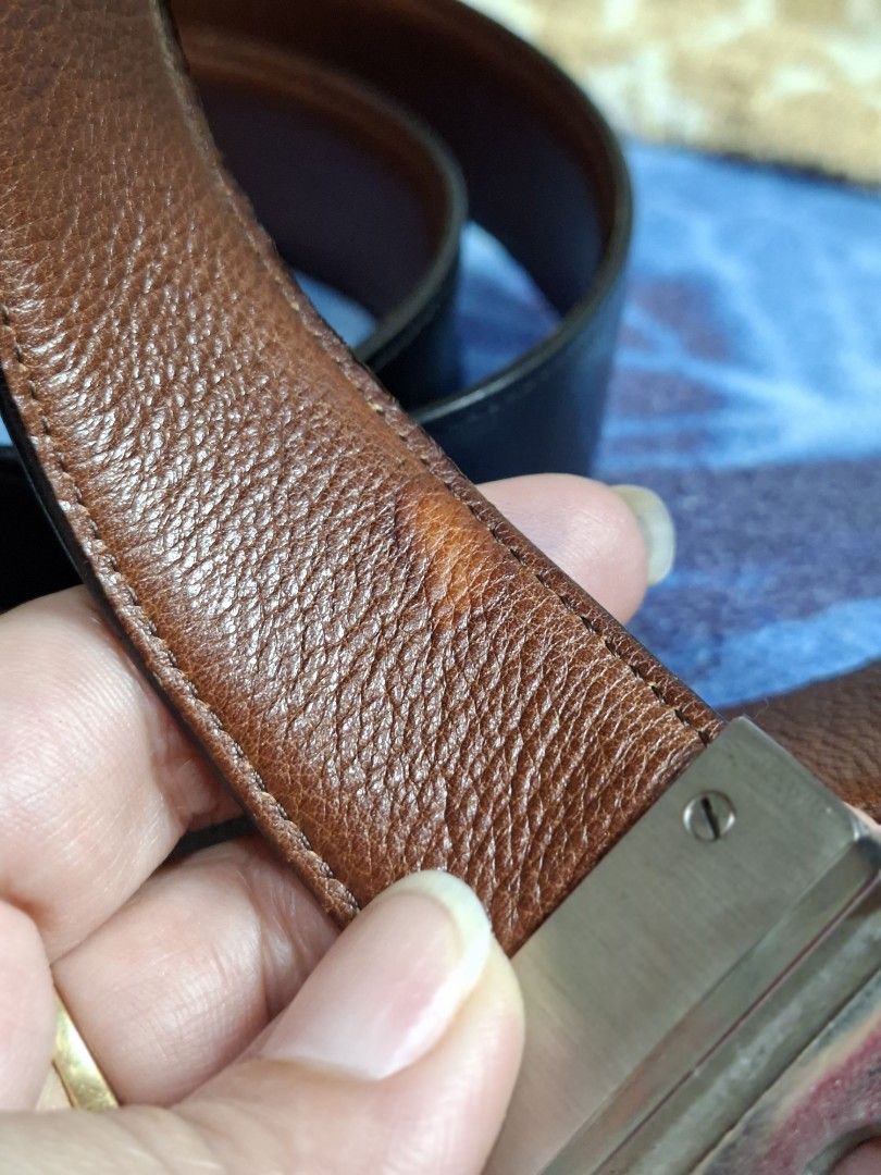Valentino Garavani Reversible Leather Belt (Category: Belts) located in Lucena. Submitted by dai_suki (Listing ID 1463694289, Image 3). Description: - Valentino Garavani Reversible Belt - Color: Black on one side, Brown on the other - Features iconic V logo buckle - Made in Italy - Brushed metal buckle finish.