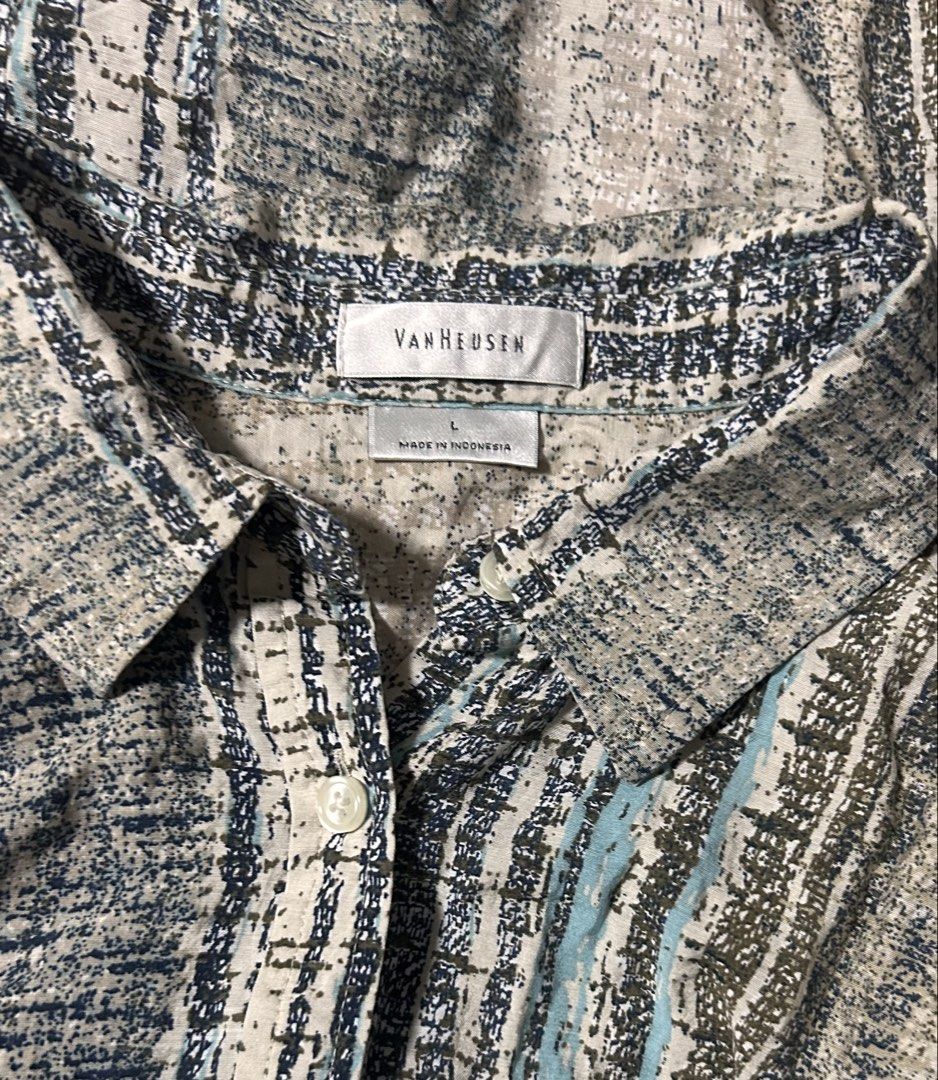 VAN HEUSEN (Category: Sleeveless) located in Davao. Submitted by sart0ria85 (Listing ID 1463711826, Image 3). Description: An island vibe print in collared sleeveless. 80%RAYON 20%NYLON MADE IN INDONESIA 🇮🇩 LARGE. Size 8 EXCELLENT CONDITION (96/100).