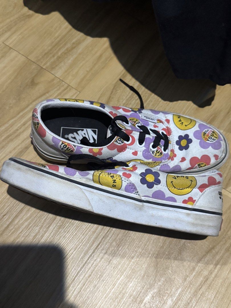 Vans era radically happy (Category: Sneakers) located in Caloocan City. Submitted by twicebutnicethings (Listing ID 1463619833, Image 2). Description: Bigay lang ng tita ko 100% original Wala ng box Size 7 Sayang naka tambak lang Pick up or lalamove only.