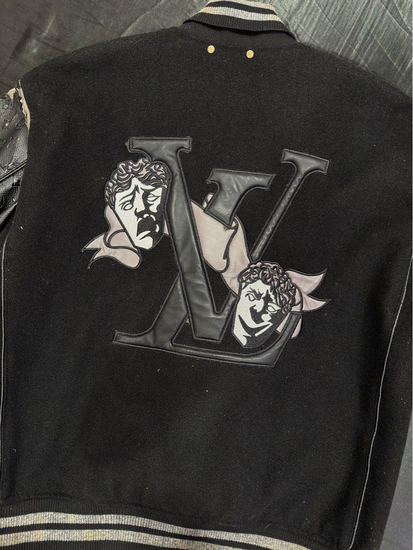 Varsity Defect (Category: Coats, Jackets and Outerwear) located in Ipoh. Submitted by pejuang3garis (Listing ID 1463570935, Image 1). Description: Pit 23 Labuh 28 Size M Defect bahagian tangan terkupas .