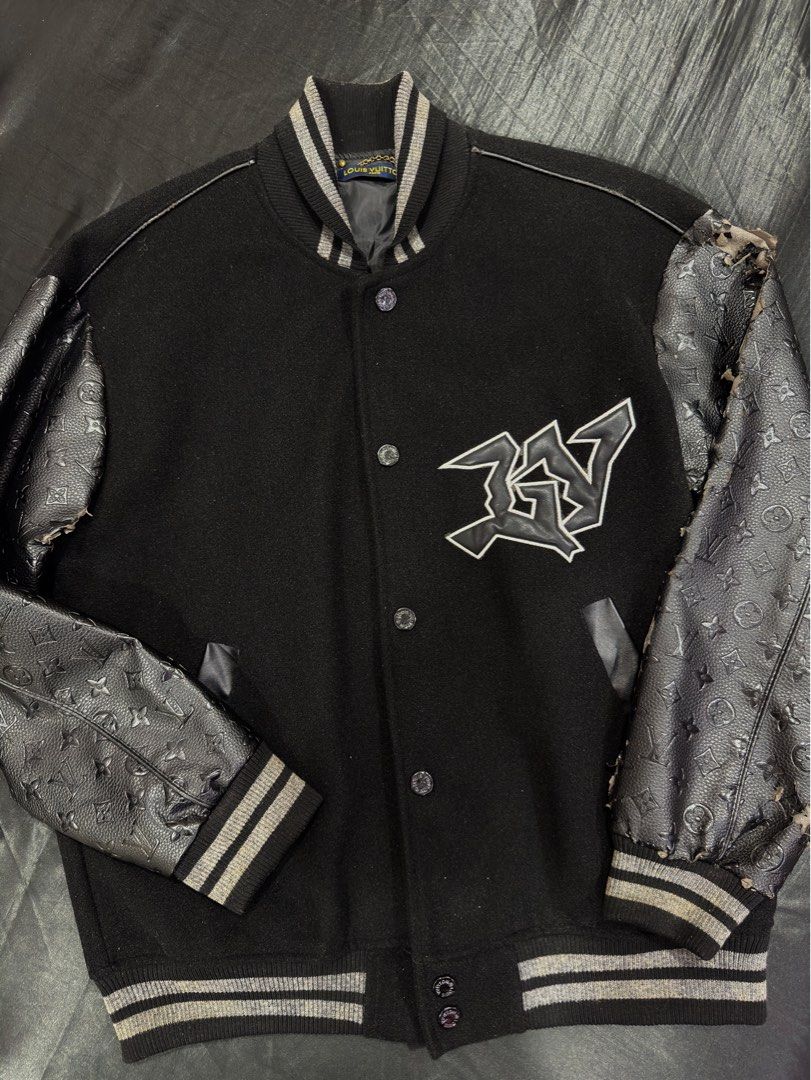 Varsity Defect (Category: Coats, Jackets and Outerwear) located in Ipoh. Submitted by pejuang3garis (Listing ID 1463570935, Image 2). Description: Pit 23 Labuh 28 Size M Defect bahagian tangan terkupas .