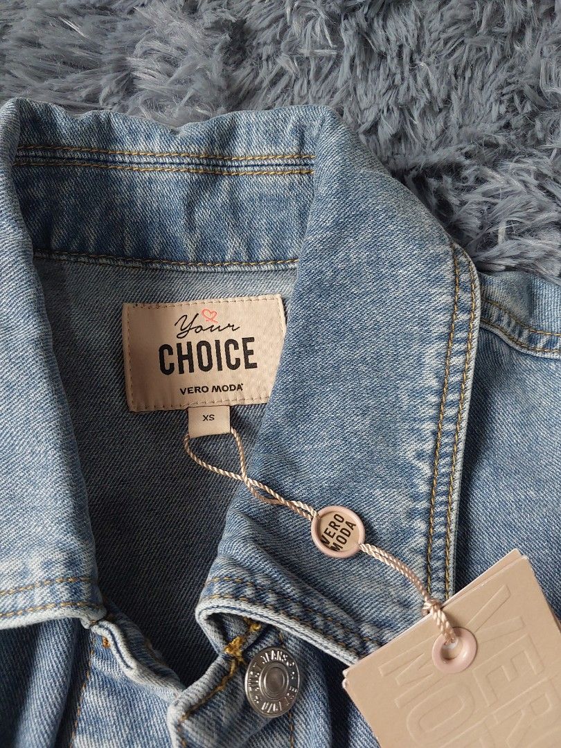 Vero Moda Denim Jacket Light Wash Semi Cropped Raw Hem (Category: Coats, Jackets and Outerwear) located in Calasiao. Submitted by _annetastic_ (Listing ID 1463670065, Image 2). Description: VERO MODA DENIM JACKET | FITS UP TO SEMI-LARGE ✨ BRAND NEW ✨ Can comfortably fit up to Semi-Large, depending on preferred fit 💙 Classic denim style — easy to pair with any outfit 🌟 Perfect for casual days, travel, or layering 📦 Preloved and well-kept 🔥 Sul