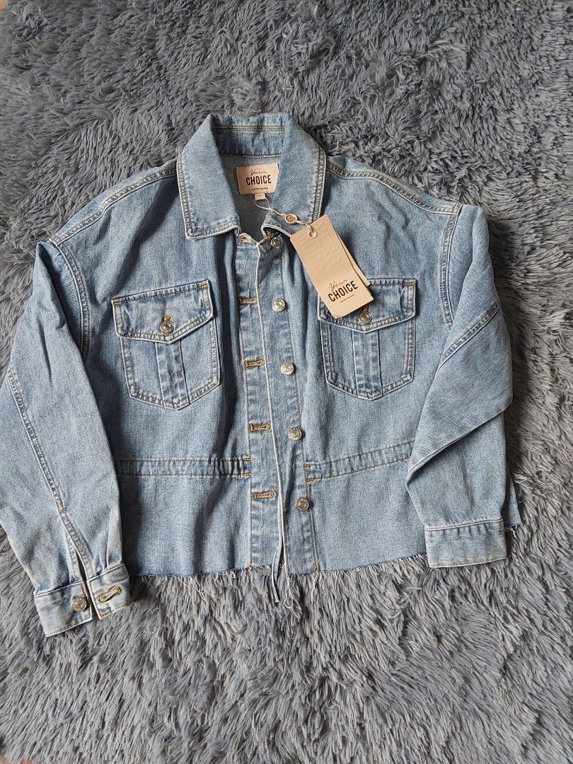 Vero Moda Denim Jacket Light Wash Semi Cropped Raw Hem (Category: Coats, Jackets and Outerwear) located in Calasiao. Submitted by _annetastic_ (Listing ID 1463670065, Image 1). Description: VERO MODA DENIM JACKET | FITS UP TO SEMI-LARGE ✨ BRAND NEW ✨ Can comfortably fit up to Semi-Large, depending on preferred fit 💙 Classic denim style — easy to pair with any outfit 🌟 Perfect for casual days, travel, or layering 📦 Preloved and well-kept 🔥 Sul