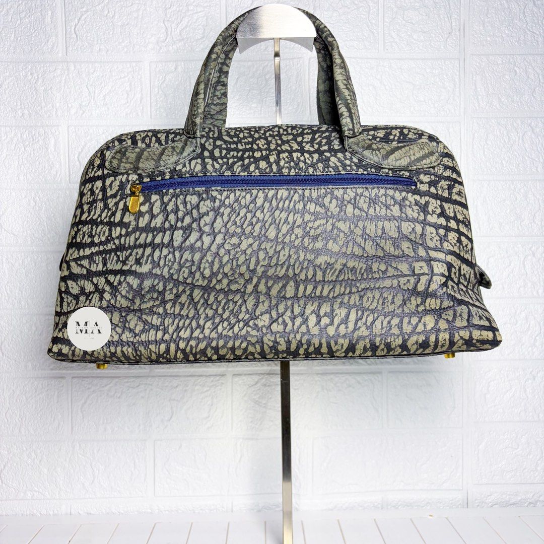 Vintage Antelope Leather Handbag (Category: Luxury Bags & Wallets) located in Manila. Submitted by maisonavoire (Listing ID 1463587724, Image 2). Description: 𝐕𝐢𝐧𝐭𝐚𝐠𝐞 𝐀𝐧𝐭𝐞𝐥𝐨𝐩𝐞 𝐋𝐞𝐚𝐭𝐡𝐞𝐫 𝐇𝐚𝐧𝐝𝐛𝐚𝐠 𝐌𝐚𝐭𝐞𝐫𝐢𝐚𝐥: Genuine Antelope Leather featuring a naturally fine grain and smooth, supple texture characteristic of antelope hide. Its soft surface and subtle natural variations give the leather a refined and distinctive exo