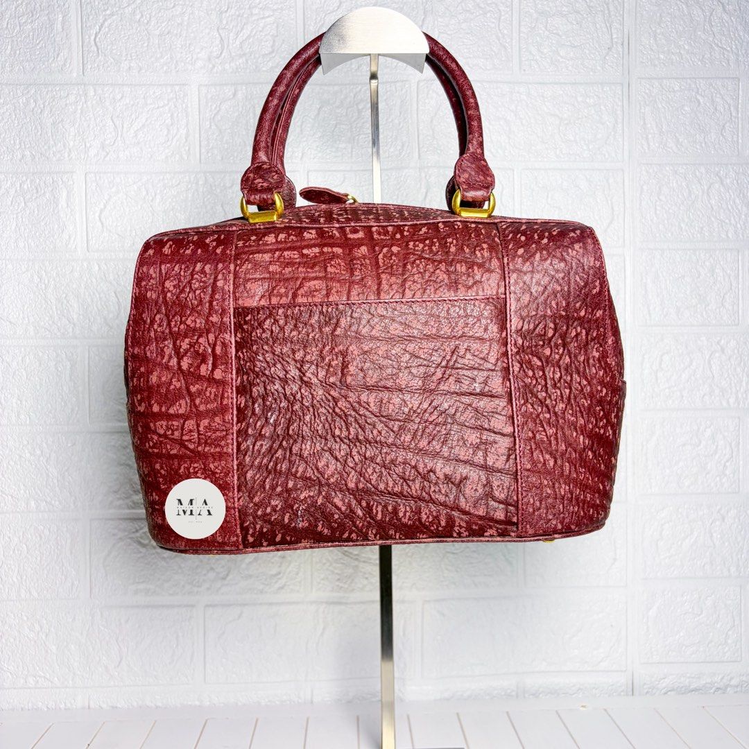 Vintage Antelope Leather Maroon Top Handle Bag (Category: Luxury Bags & Wallets) located in Manila. Submitted by maisonavoire (Listing ID 1463588078, Image 2). Description: 𝐕𝐢𝐧𝐭𝐚𝐠𝐞 𝐀𝐧𝐭𝐞𝐥𝐨𝐩𝐞 𝐋𝐞𝐚𝐭𝐡𝐞𝐫 𝐌𝐚𝐫𝐨𝐨𝐧 𝐓𝐨𝐩 𝐇𝐚𝐧𝐝𝐥𝐞 𝐁𝐚𝐠 𝐃𝐢𝐦𝐞𝐧𝐬𝐢𝐨𝐧𝐬: 28 cm 𝐌𝐚𝐭𝐞𝐫𝐢𝐚𝐥: Genuine Antelope Leather featuring a naturally fine, smooth grain and supple texture characteristic of antelope hide. The leather offers a refin