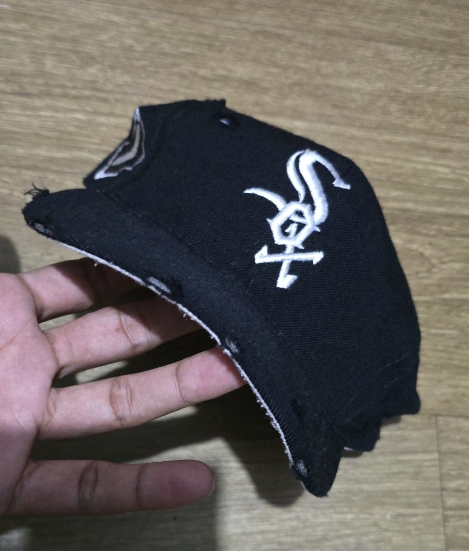 Vintage Black Chicago White Sox Snapback Cap (Category: Caps & Hats) located in Quezon. Submitted by archivesss_666 (Listing ID 1463674193, Image 1). Description: - Black snapback cap - Features white Chicago White Sox logo - Adjustable strap at the back - Shows some wear and tear on brim and edges - Perfect for White Sox fans - One size fits most.