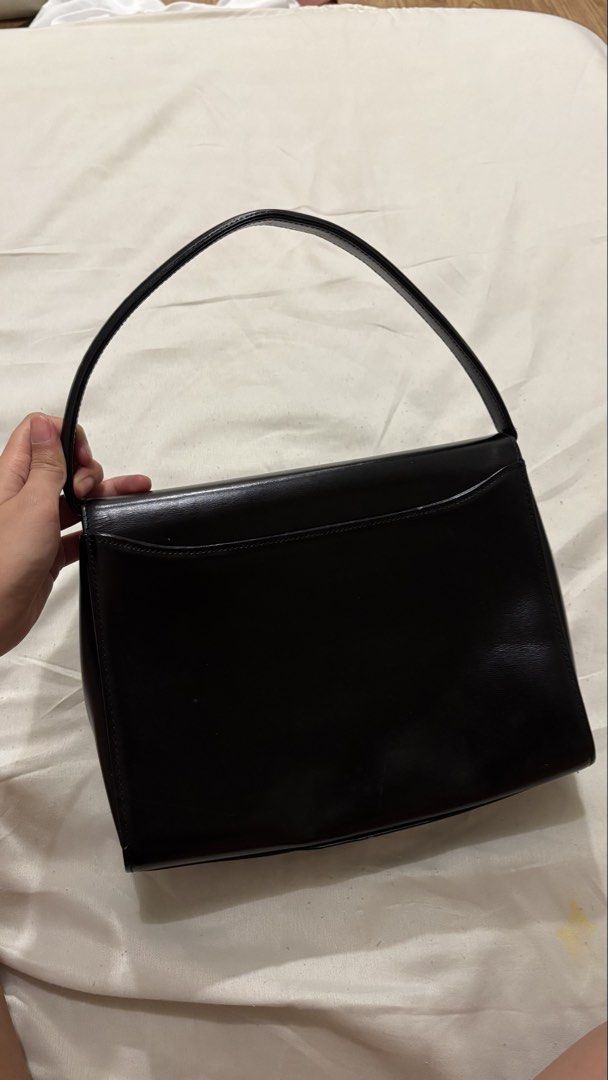 Vintage Black Hand Bag (Category: Shoulder Bags) located in Pasig City. Submitted by km.sc (Listing ID 1463663774, Image 2). Description: Has some small scratches but barely noticeable Negotiable.
