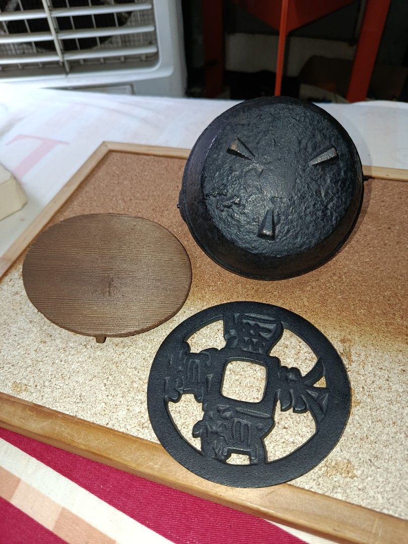 Vintage cast iron pot set for p200 (Category: Cookware & Accessories) located in Quezon City. Submitted by kristal68 (Listing ID 1463643906, Image 2). Description: new without box.