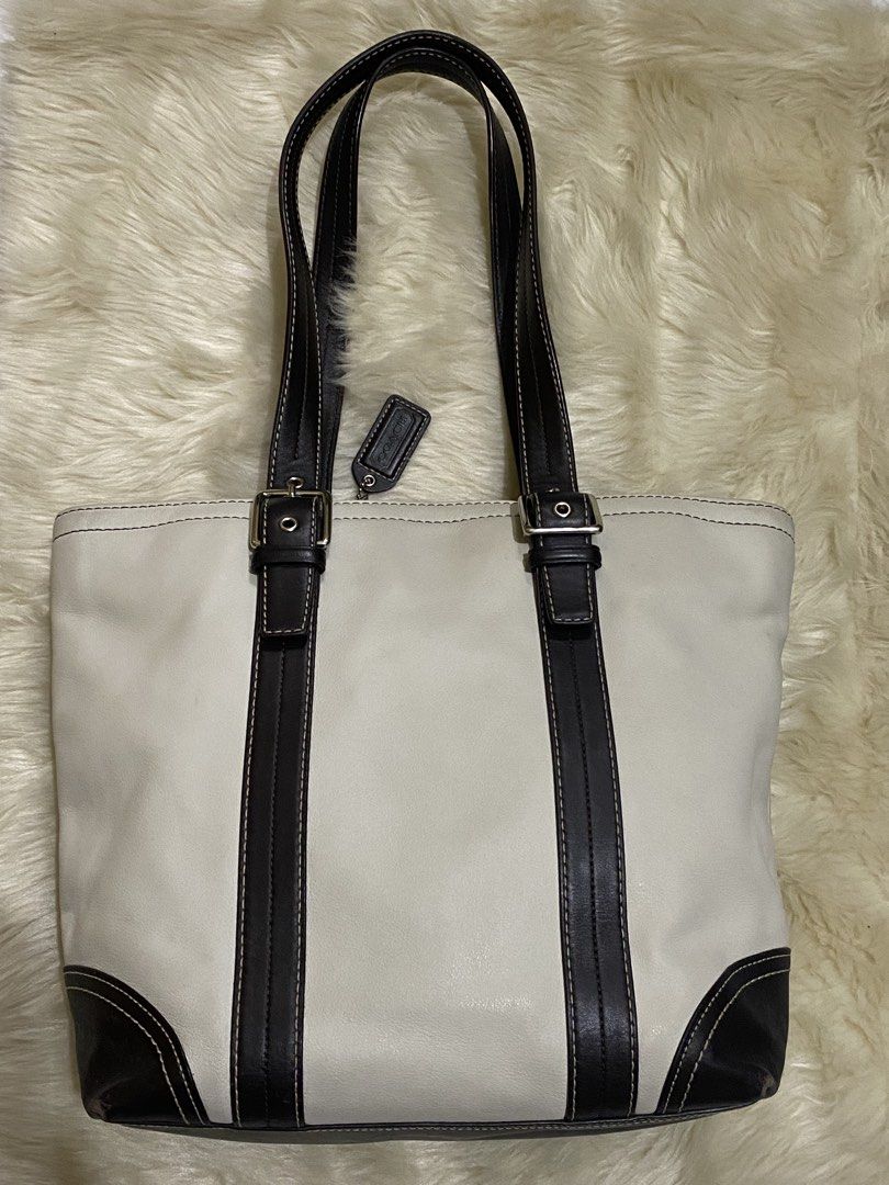 Vintage Coach Hamptons Leather Bag (Category: Tote Bags) located in Balanga. Submitted by vintagefanatics (Listing ID 1463591873, Image 2). Description: Beautiful Vintage Finds! ✨ Vintage Coach Hamptons Bag 📍Bataan based (Luzon) 📍MOP: BDO / GCash 📍Courier: J&T (no COD, payment first) NO Meetups. 📌Ask for availability, items are also displayed at physical store and list in other online platforms 🤍 📌No Shop ee checkout I reserve item only for