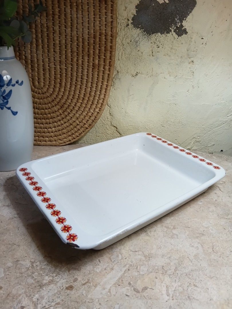 Vintage Enamel Tray (Category: Other Home Decor) located in Marikina City. Submitted by brandodracu (Listing ID 1463650095, Image 3). Description: thick heavy metal enamel plated could be reporpuse into bonsai pot.