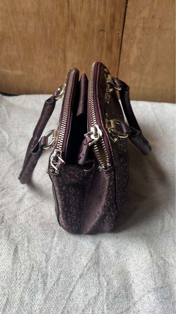VINTAGE GUESS (Category: Shoulder Bags) located in Cagayan de Oro. Submitted by akidomingo088 (Listing ID 1463710780, Image 3). Description: .