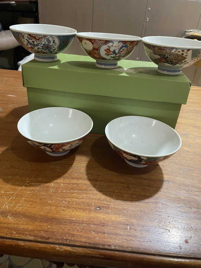 Vintage Japanese Lacquer Box and Ceramic Tea Set (Category: Coffee & Tea Tableware) located in Manila. Submitted by simon.0916 (Listing ID 1463645409, Image 3). Description: - Beautiful vintage Japanese lacquer box with floral design. - Complete sake set: 2 flasks and 6 cups, all with floral decoration. - Set of 5 bowls, some featuring lids. - Includes a black ceramic pot with a lid. - Ideal for serving tea or sake..