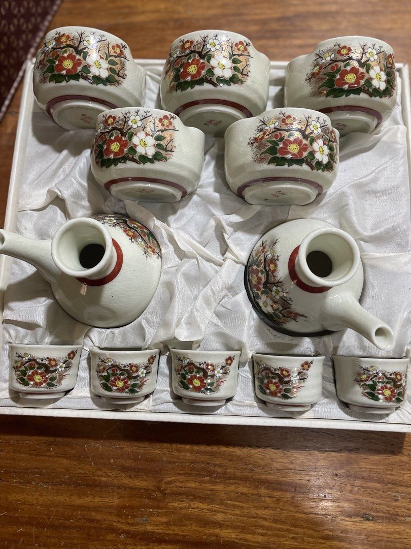 Vintage Japanese Lacquer Box and Ceramic Tea Set (Category: Coffee & Tea Tableware) located in Manila. Submitted by simon.0916 (Listing ID 1463645409, Image 2). Description: - Beautiful vintage Japanese lacquer box with floral design. - Complete sake set: 2 flasks and 6 cups, all with floral decoration. - Set of 5 bowls, some featuring lids. - Includes a black ceramic pot with a lid. - Ideal for serving tea or sake..