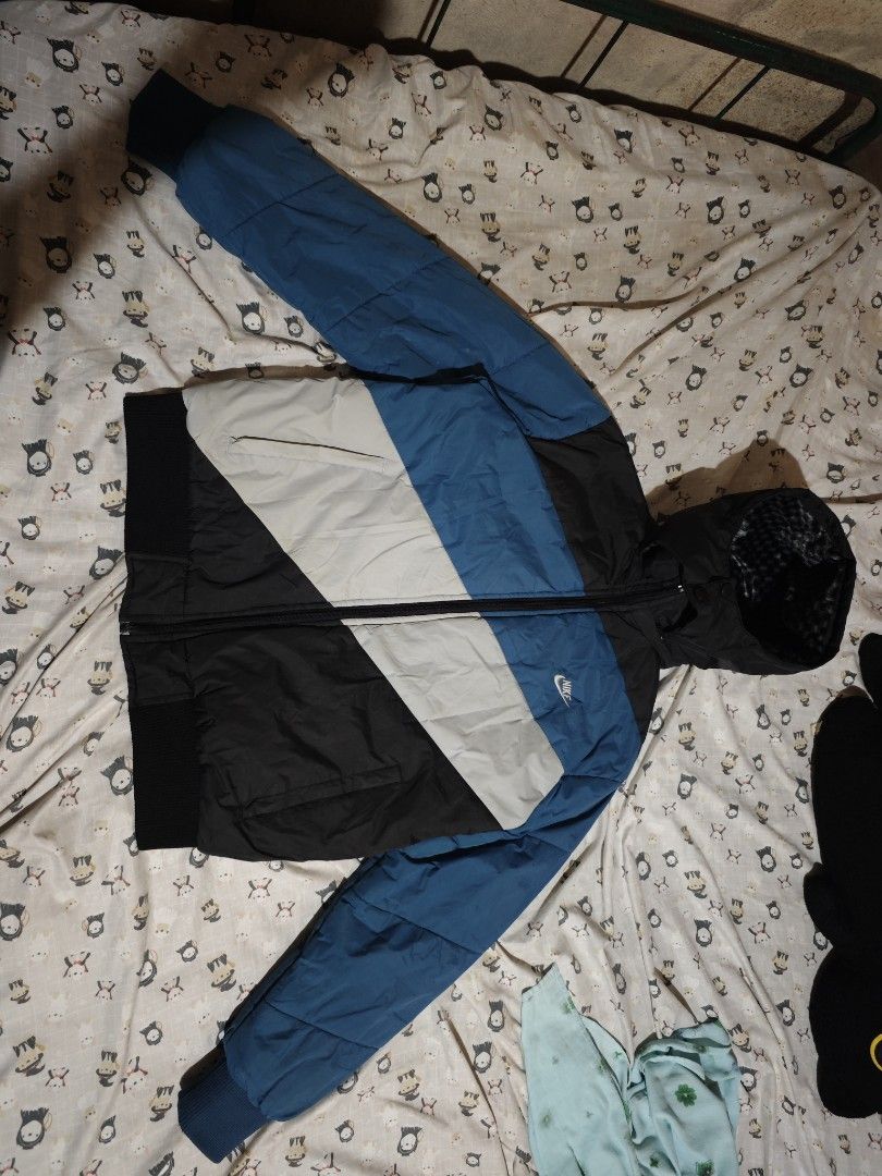 Vintage Nike Puffer Jacket (Category: Coats, Jackets and Outerwear) located in Calauag. Submitted by erv_1n (Listing ID 1463624506, Image 2). Description: No issue 10/10 color rate 21x25 Excellent condition.