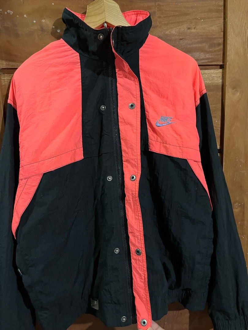 VINTAGE NIKE WINDBREAKER (Category: Activewear) located in Tagum. Submitted by danelle_closet1106 (Listing ID 1463653109, Image 3). Description: EXCELLENT SIZE:MEDIUM NO ISSUE.