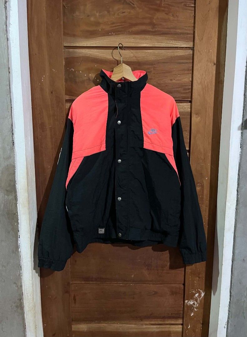 VINTAGE NIKE WINDBREAKER (Category: Activewear) located in Tagum. Submitted by danelle_closet1106 (Listing ID 1463653109, Image 1). Description: EXCELLENT SIZE:MEDIUM NO ISSUE.