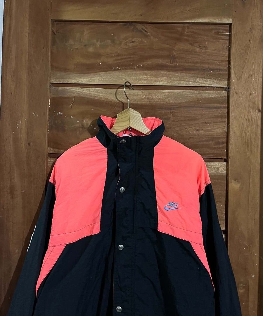 VINTAGE NIKE WINDBREAKER (Category: Activewear) located in Tagum. Submitted by danelle_closet1106 (Listing ID 1463653109, Image 2). Description: EXCELLENT SIZE:MEDIUM NO ISSUE.