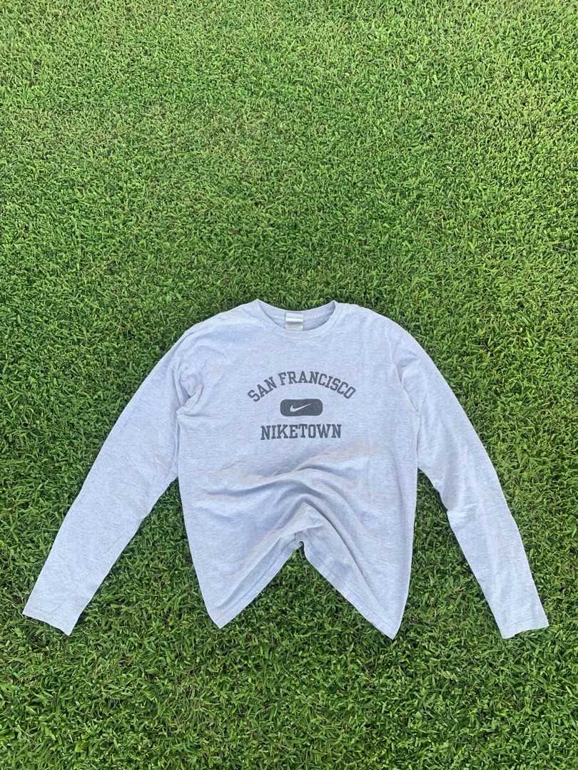 Vintage y2k nike longsleeve (Category: Tshirts & Polo Shirts ) located in Agdangan. Submitted by daily_picks.276 (Listing ID 1463669369, Image 1). Description: Large on tag W22 L28.