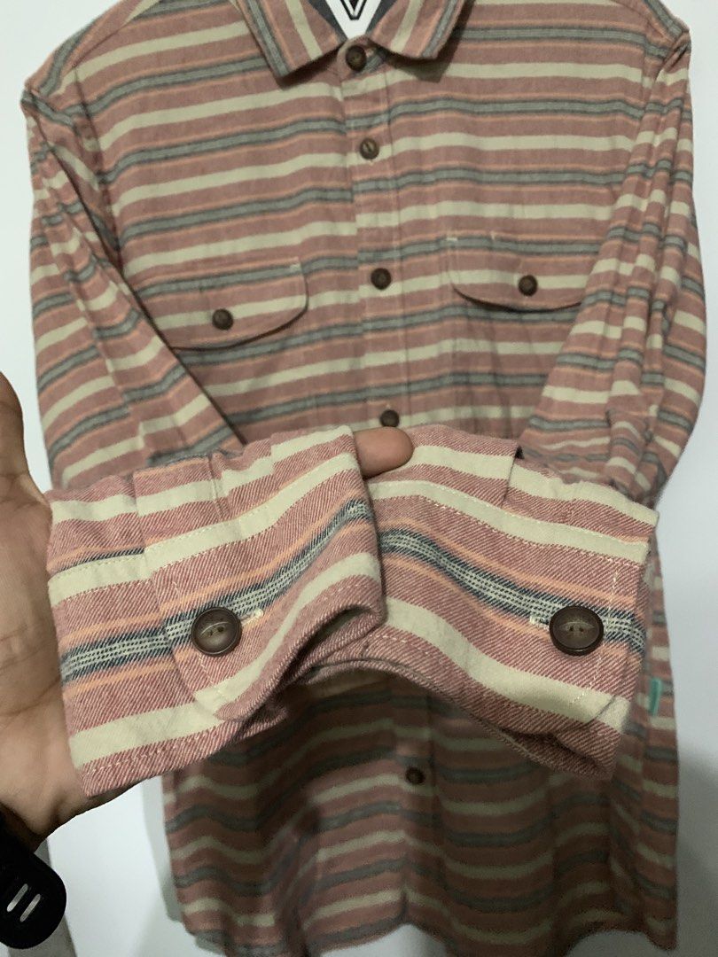 VISSLA BUTTONDOWN LS MENS (Category: Formal Shirts) located in Bulacan. Submitted by ridersthrift_ph (Listing ID 1463666934, Image 3). Description: Authentic Size Medium In Great Condition Gcash Payment Bulacan 📍.