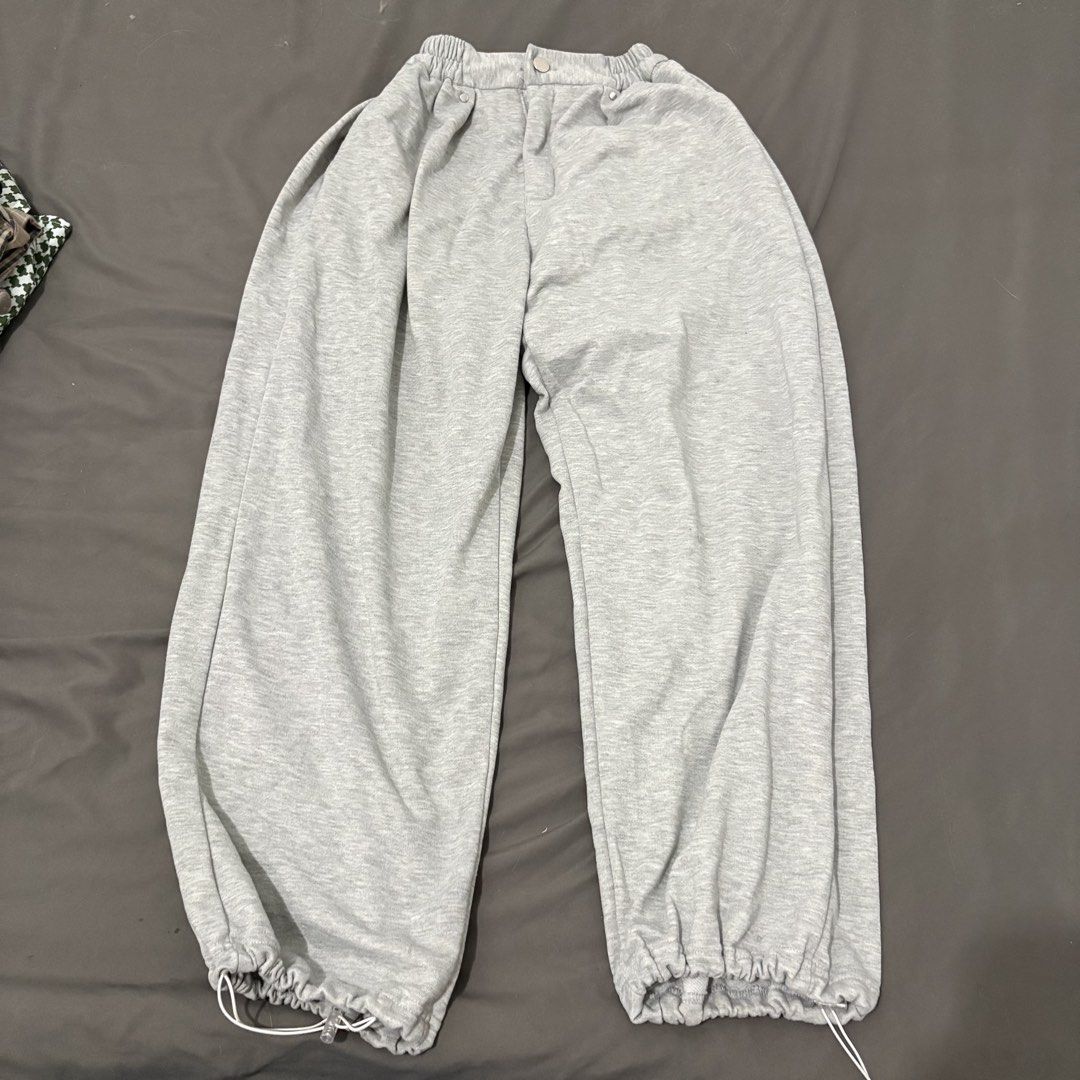 VISUKING Grey Sweatpants Joggers Size M (Category: Joggers) located in Makati City. Submitted by sseurekiii (Listing ID 1463721341, Image 1). Description: - Brand: VISUKING - Color: Grey - Size: Medium (M) - Features: Elastic waistband with drawstring, cuffed ankles with adjustable toggles - Style: Comfortable, casual - Ideal for: Lounging, running errands.