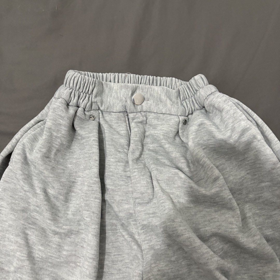 VISUKING Grey Sweatpants Joggers Size M (Category: Joggers) located in Makati City. Submitted by sseurekiii (Listing ID 1463721341, Image 3). Description: - Brand: VISUKING - Color: Grey - Size: Medium (M) - Features: Elastic waistband with drawstring, cuffed ankles with adjustable toggles - Style: Comfortable, casual - Ideal for: Lounging, running errands.
