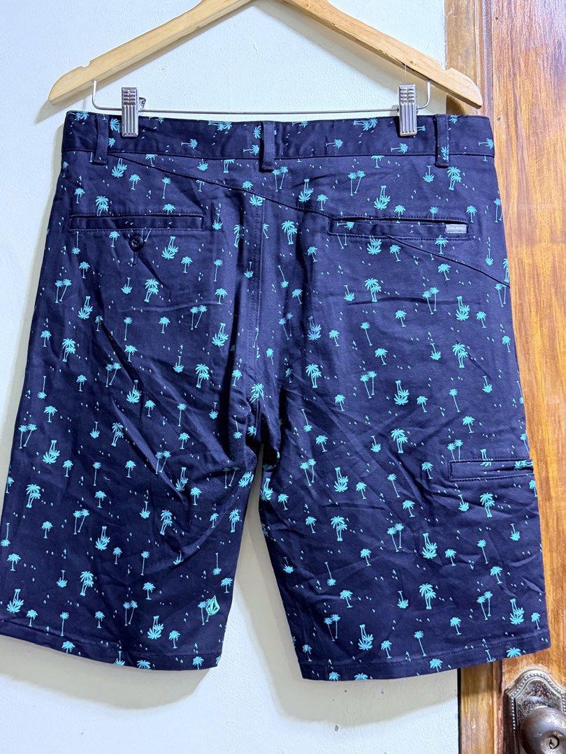 Volcom black Palm Tree Print Shorts Size 32 (Category: Shorts) located in Paete. Submitted by skydruemadison (Listing ID 1463689369, Image 2). Description: - Brand: Volcom - Color: Navy blue with teal palm tree print - Size: 32-34 L-21 - Closure: Button and zip - Pockets: Front, back, and side cargo pocket - Style: Casual wear, beachwear.