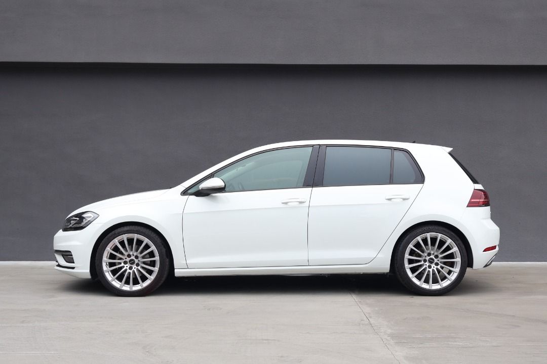 Volkswagen Golf 1.4 TSI DSG Highline (A) (Category: Used Cars) located in Singapore. Submitted by carzworld.pteltd (Listing ID 1463617423, Image 2). Description: Viewing Strictly By Appointment Only! Low Interest Rate & Flexible Bank / In House Loan Available All Trade-In Are Welcome Message to: 💬96437773 Features Powered by 1.4L TSI turbo engine with smooth DSG transmission. Fuel consumption at 18.8km. Keyless entry/start/stop. Accessories Appl
