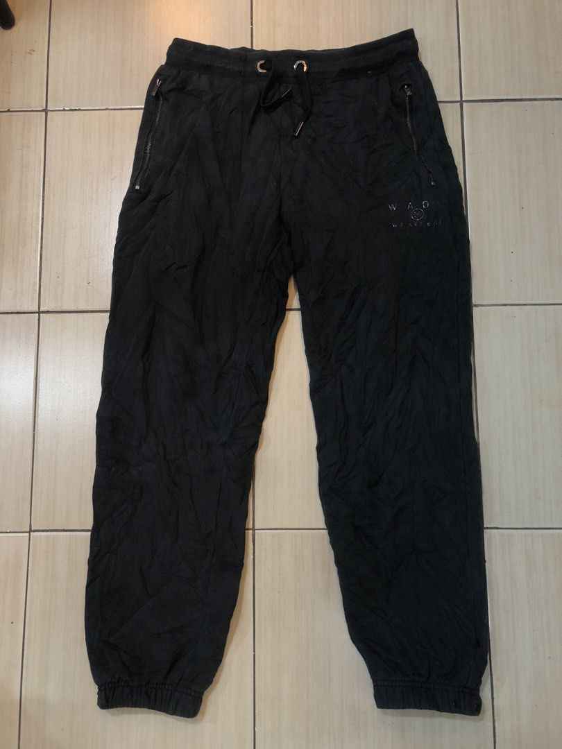 Wade Black Jogger Pants Size M (Category: Joggers) located in Manila. Submitted by bakithrift213 (Listing ID 1463635052, Image 1). Description: - Brand: Wade - Color: Black - Size: Medium (M) - Features: Elastic waistband with drawstring, zipper pockets on both sides, ribbed cuffs - Comfort: Ideal for everyday wear.