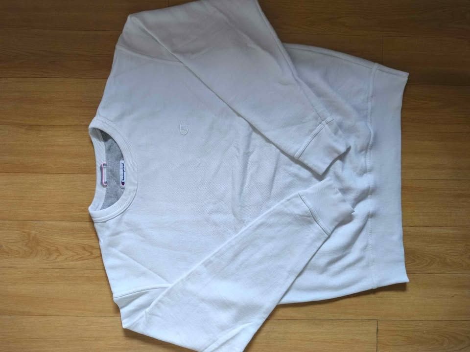 White Champion Longsleeve Medium (Category: Coats, Jackets and Outerwear) located in Manila. Submitted by bossjear (Listing ID 1463676637, Image 1). Description: Puting puti sa personal Medium on tag 26X22 Paco Manila Lalamove, J&T, or pick-up .