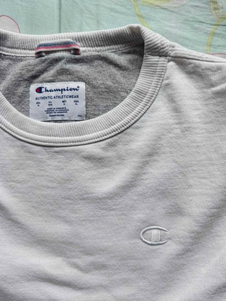 White Champion Longsleeve Medium (Category: Coats, Jackets and Outerwear) located in Manila. Submitted by bossjear (Listing ID 1463676637, Image 3). Description: Puting puti sa personal Medium on tag 26X22 Paco Manila Lalamove, J&T, or pick-up .