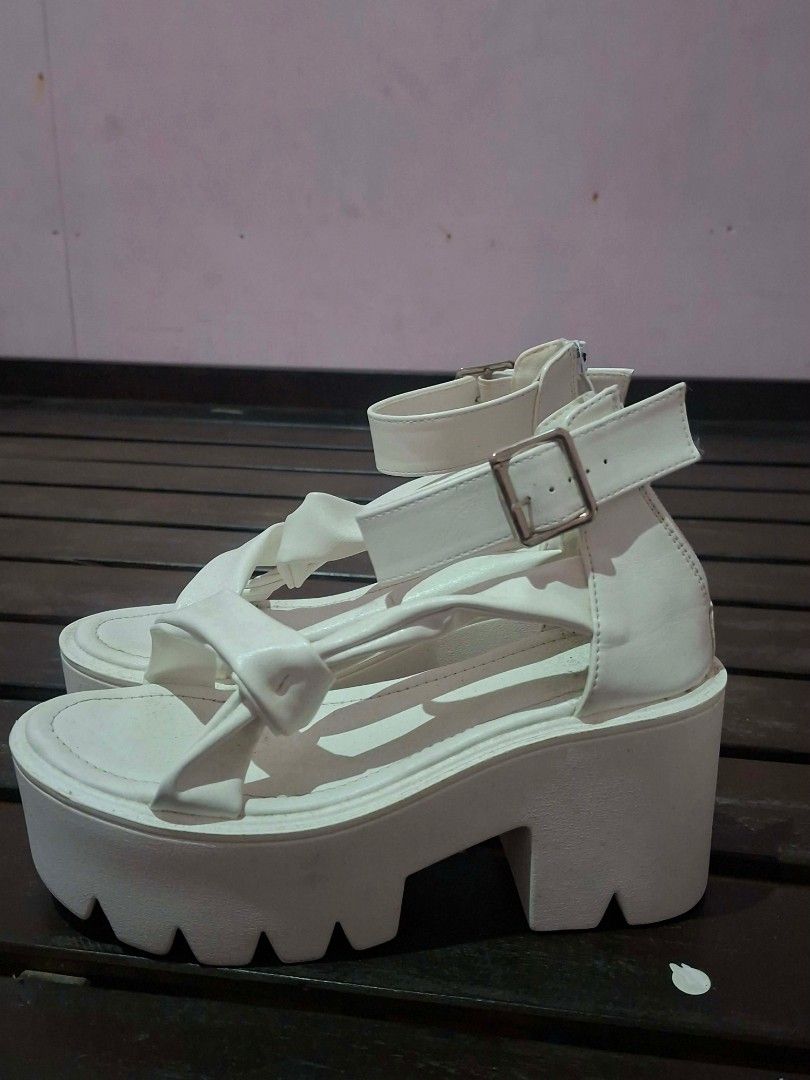 White Chunky Platform Sandals with Ankle Strap (Category: Sandals) located in Baguio. Submitted by oceanicatlanta (Listing ID 1463719398, Image 2). Description: What you see is what you get😉 💸Payment first through Gcash and Bank Transfer 🚫 No COD & Sf is covered by the buyer 📍Baguio City 🚚 J&T (Client can book the shipping) 📦 For Baguio and La Trinidad: Drop or Meet up Thank you and enjoy shopping❤️ Chunky white platform sandals with criss-