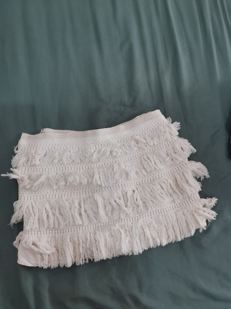 White Fringe Mini Skirt (Category: Skirts) located in Paranaque City. Submitted by clarizas.closet (Listing ID 1463694001, Image 1). Description: Fits l.