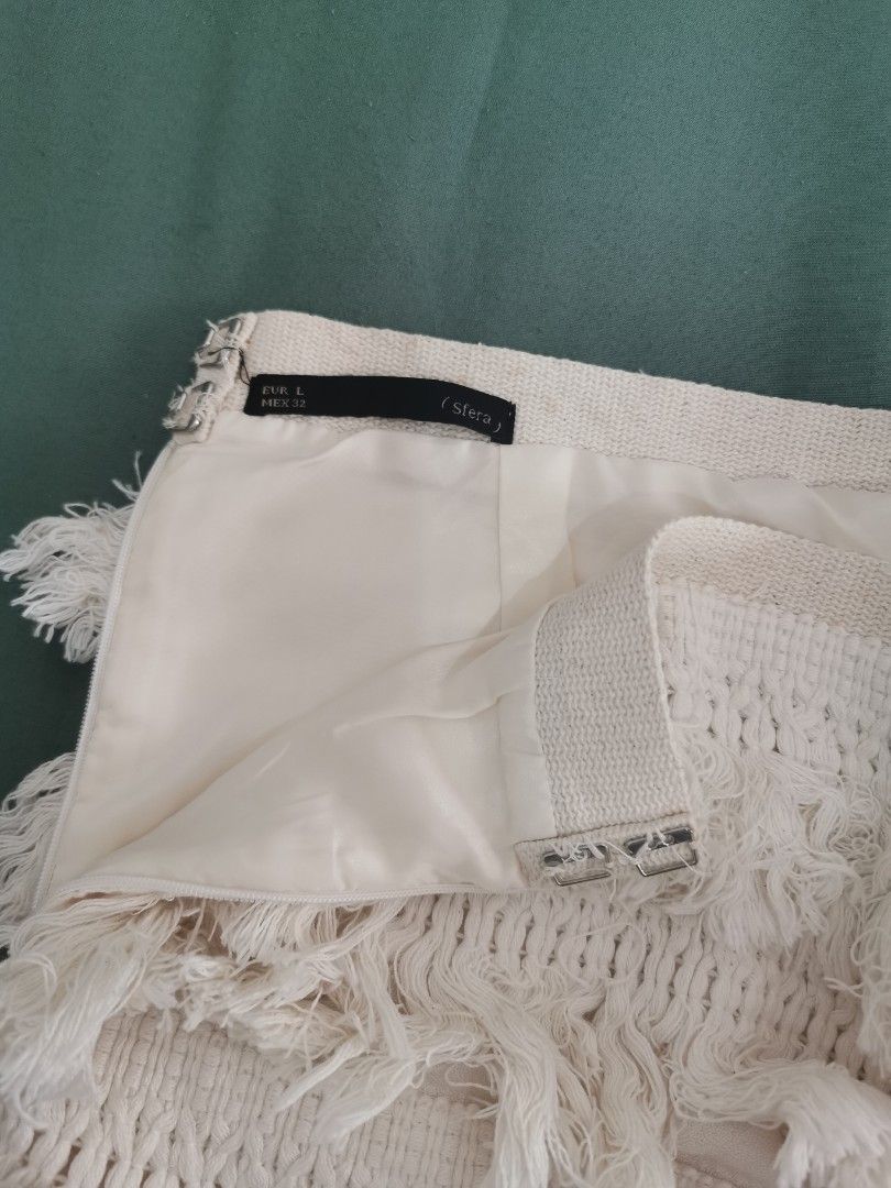 White Fringe Mini Skirt (Category: Skirts) located in Paranaque City. Submitted by clarizas.closet (Listing ID 1463694001, Image 2). Description: Fits l.