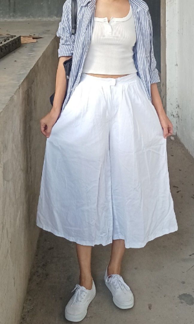 White Linen wide squarepants (Category: Other Bottoms) located in Davao. Submitted by kannikasok1987 (Listing ID 1463579782, Image 2). Description: Wd side pocket Waist 27-30 (garterize) L 30.5 good as new.