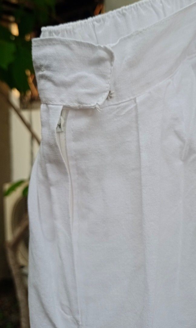 White Linen wide squarepants (Category: Other Bottoms) located in Davao. Submitted by kannikasok1987 (Listing ID 1463579782, Image 3). Description: Wd side pocket Waist 27-30 (garterize) L 30.5 good as new.