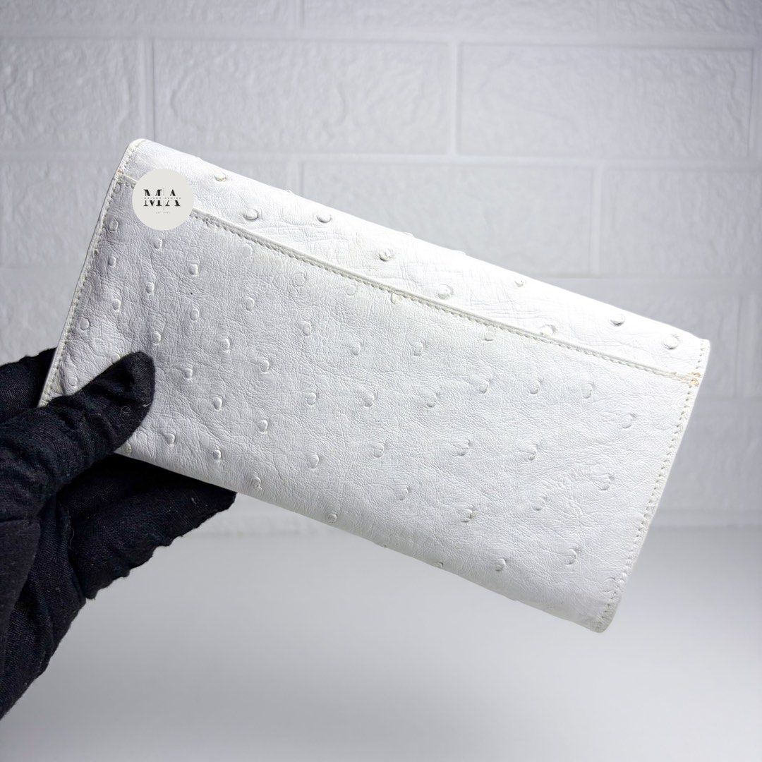 White Ostrich Long Wallet (Category: Luxury Bags & Wallets) located in Manila. Submitted by maisonavoire (Listing ID 1463588985, Image 2). Description: 𝐖𝐡𝐢𝐭𝐞 𝐎𝐬𝐭𝐫𝐢𝐜𝐡 𝐋𝐨𝐧𝐠 𝐖𝐚𝐥𝐥𝐞𝐭 𝐃𝐢𝐬𝐭𝐢𝐧𝐜𝐭𝐢𝐯𝐞 𝐅𝐞𝐚𝐭𝐮𝐫𝐞𝐬: Genuine Ostrich Leather is distinguished by its signature natural quill pattern, formed by raised feather follicles that vary naturally in size and spacing. This creates an unmistakable textured surface unique