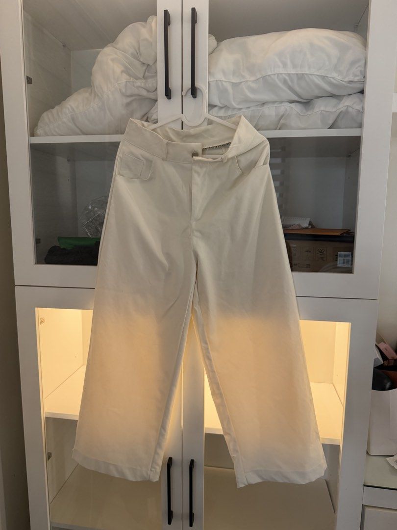 White pants (Category: Other Bottoms) located in Quezon City. Submitted by destashingmycloset (Listing ID 1463689199, Image 1). Description: .