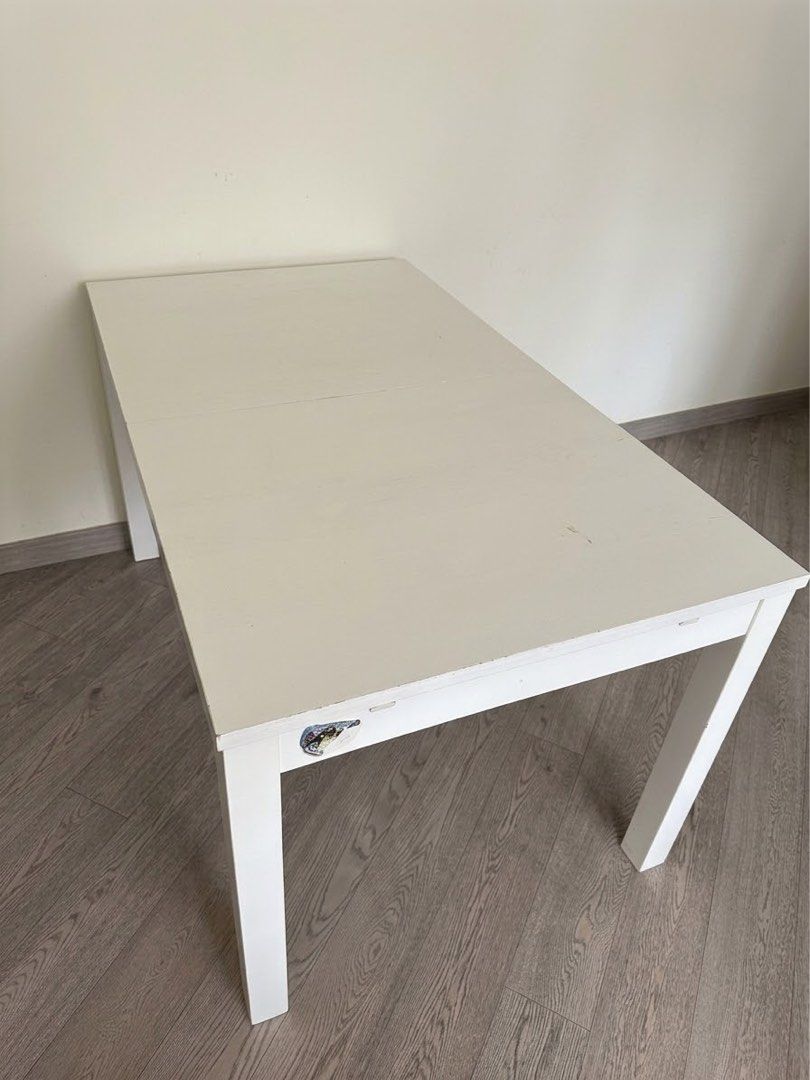 White Rectangular Table （分類：桌子）位於 Hong Kong。 由 yaya904 提交（商品編號 1463606849，圖片 1）。簡介： White rectangular table with four legs. Features a subtle middle seam and a side latch. Perfect for dining or work. Easy to clean. Approx. 餐桌。自提。现金。dining table. Self pick up and cash only.。