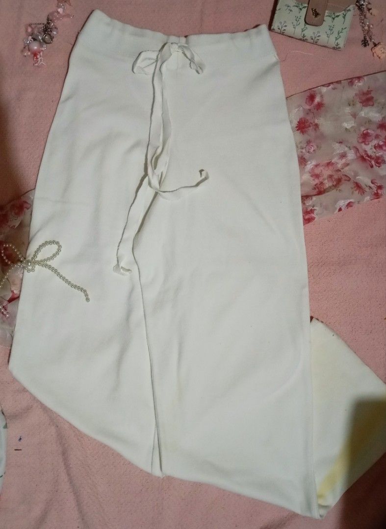 White Trouser (Category: Trousers) located in Manila. Submitted by gelly.bean.penguin (Listing ID 1463653749, Image 1). Description: Has flaws. Has yellow stains kasi nasama ko siya sa baggy pants ko nung nilabhan. Never nagamit.
