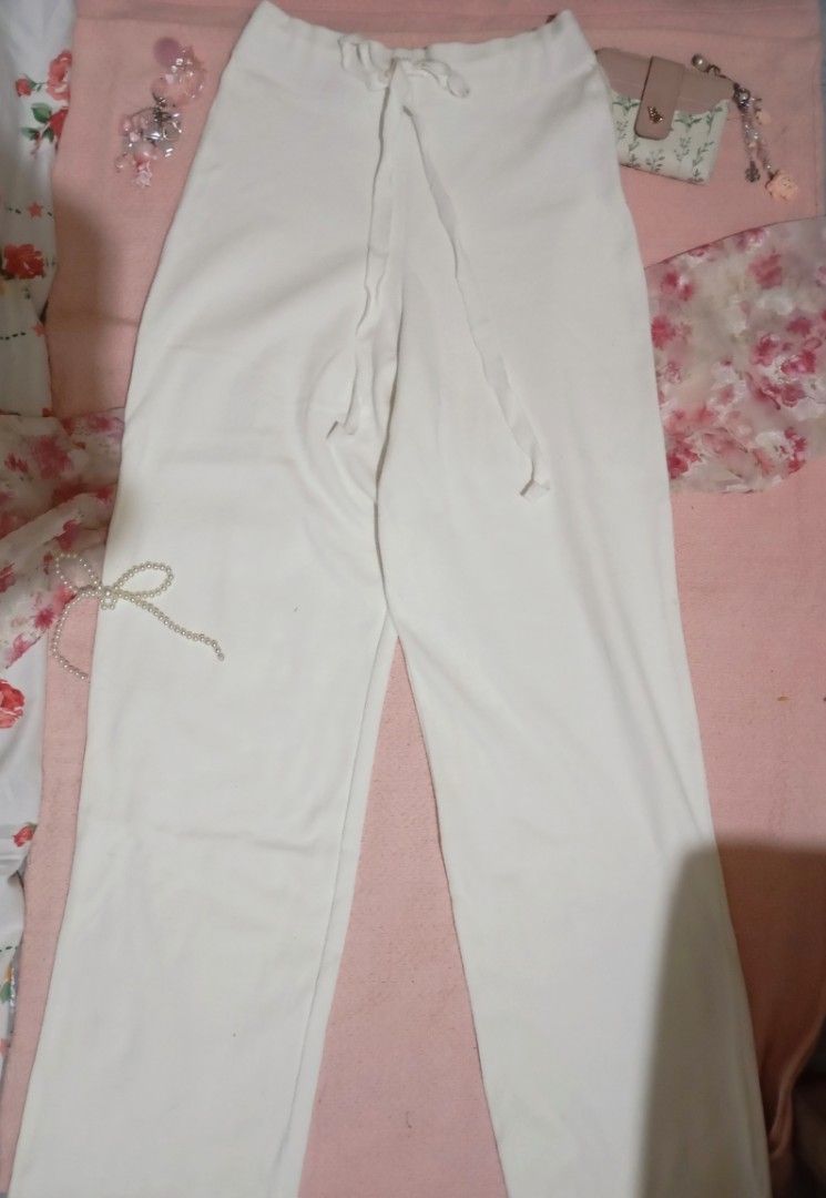 White Trouser (Category: Trousers) located in Manila. Submitted by gelly.bean.penguin (Listing ID 1463653749, Image 2). Description: Has flaws. Has yellow stains kasi nasama ko siya sa baggy pants ko nung nilabhan. Never nagamit.