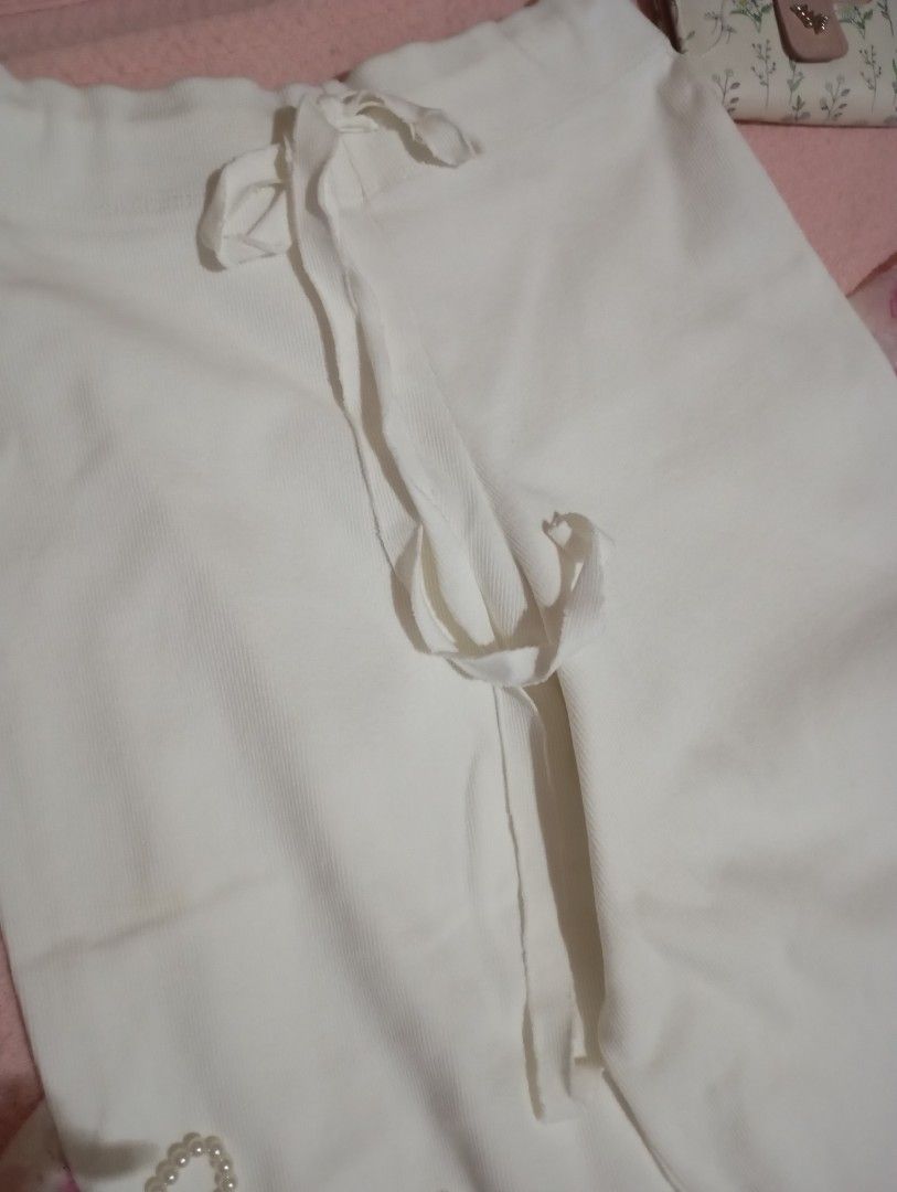 White Trouser (Category: Trousers) located in Manila. Submitted by gelly.bean.penguin (Listing ID 1463653749, Image 3). Description: Has flaws. Has yellow stains kasi nasama ko siya sa baggy pants ko nung nilabhan. Never nagamit.
