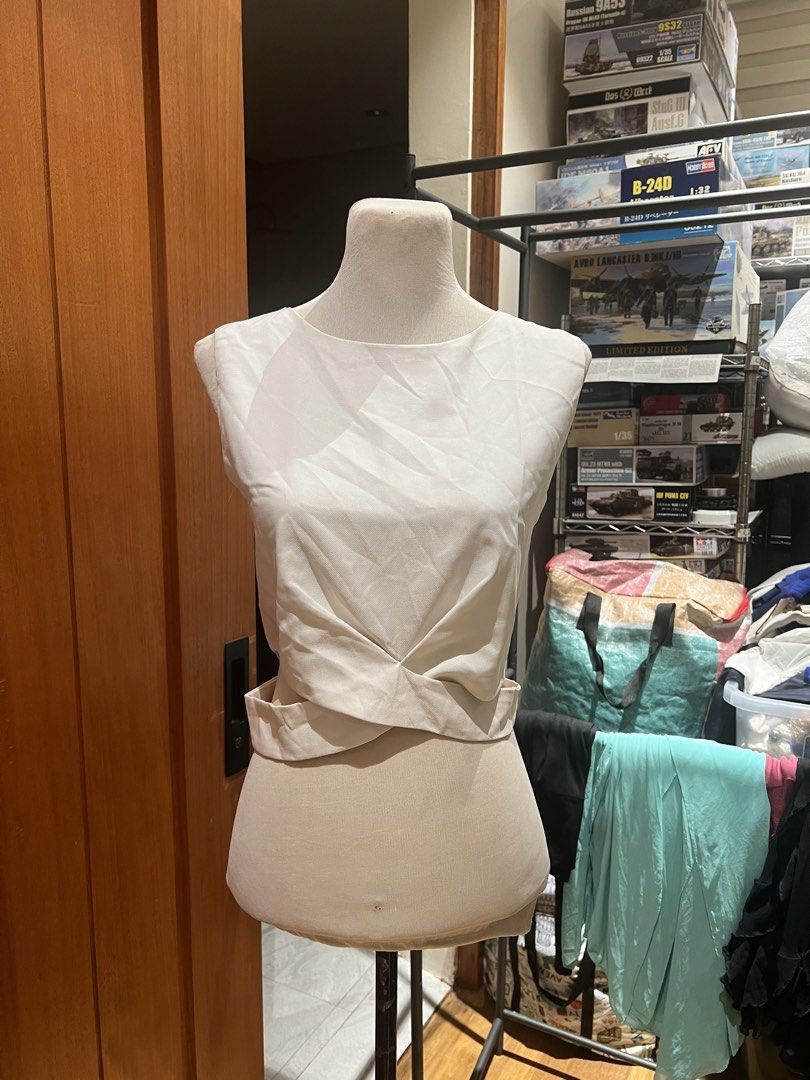 White Twist Front Sleeveless Crop Top with Zipper Back (Category: Sleeveless) located in Quezon City. Submitted by iminquezoncity (Listing ID 1463662755, Image 1). Description: - White sleeveless crop top - Features a trendy twist detail at the front - Convenient zipper closure at the back - Fabric has a subtle sheen - Best fits size Small to Medium - Perfect for dressing up or down.